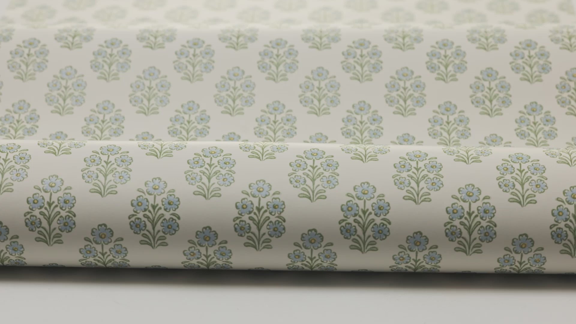SIBYLLA Cream Floral Pattern Wallpaper with Blue