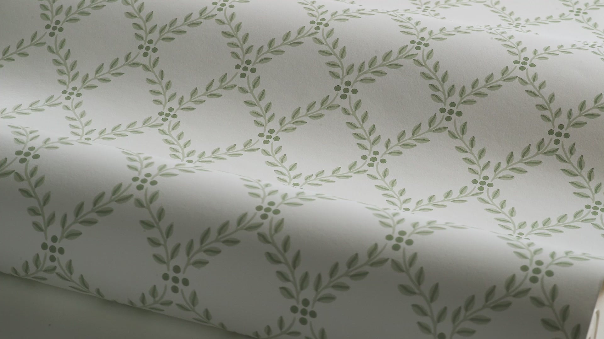 Wallpaper with geometric plant pattern of TRELLIS LEAVES in white and green