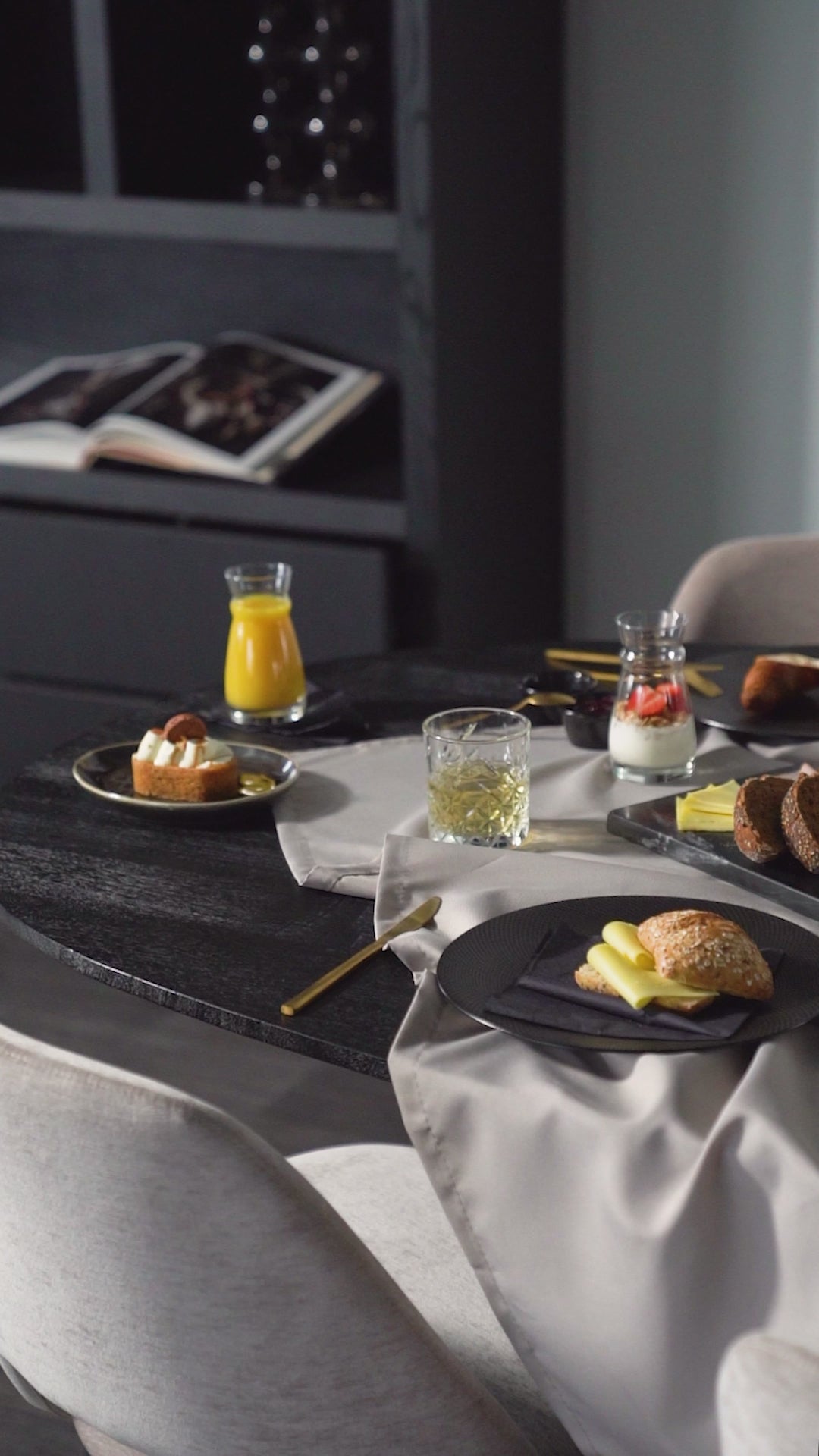 Ovaler Tisch ARON aus schwarzem Mangoholz