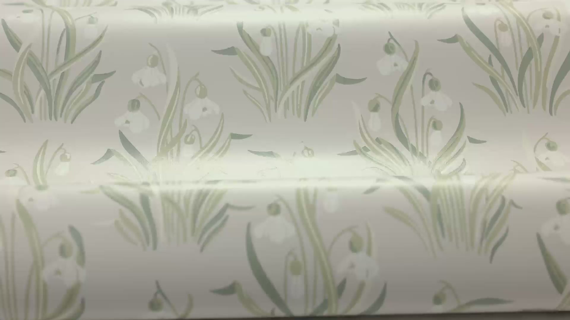 Beige floral pattern wallpaper SNODROPPE with green