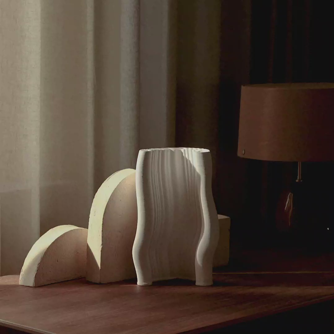 Vase moire broken white