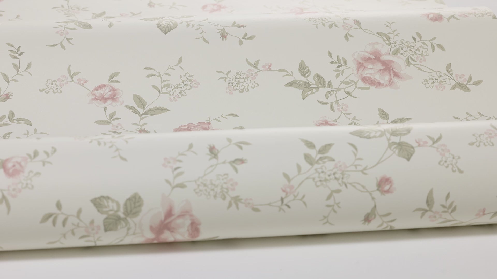 Rose Garden Floral Pattern Wallpaper White