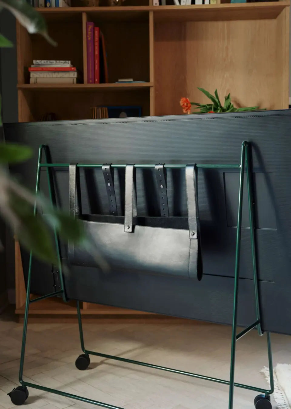 CARRY black TV stand