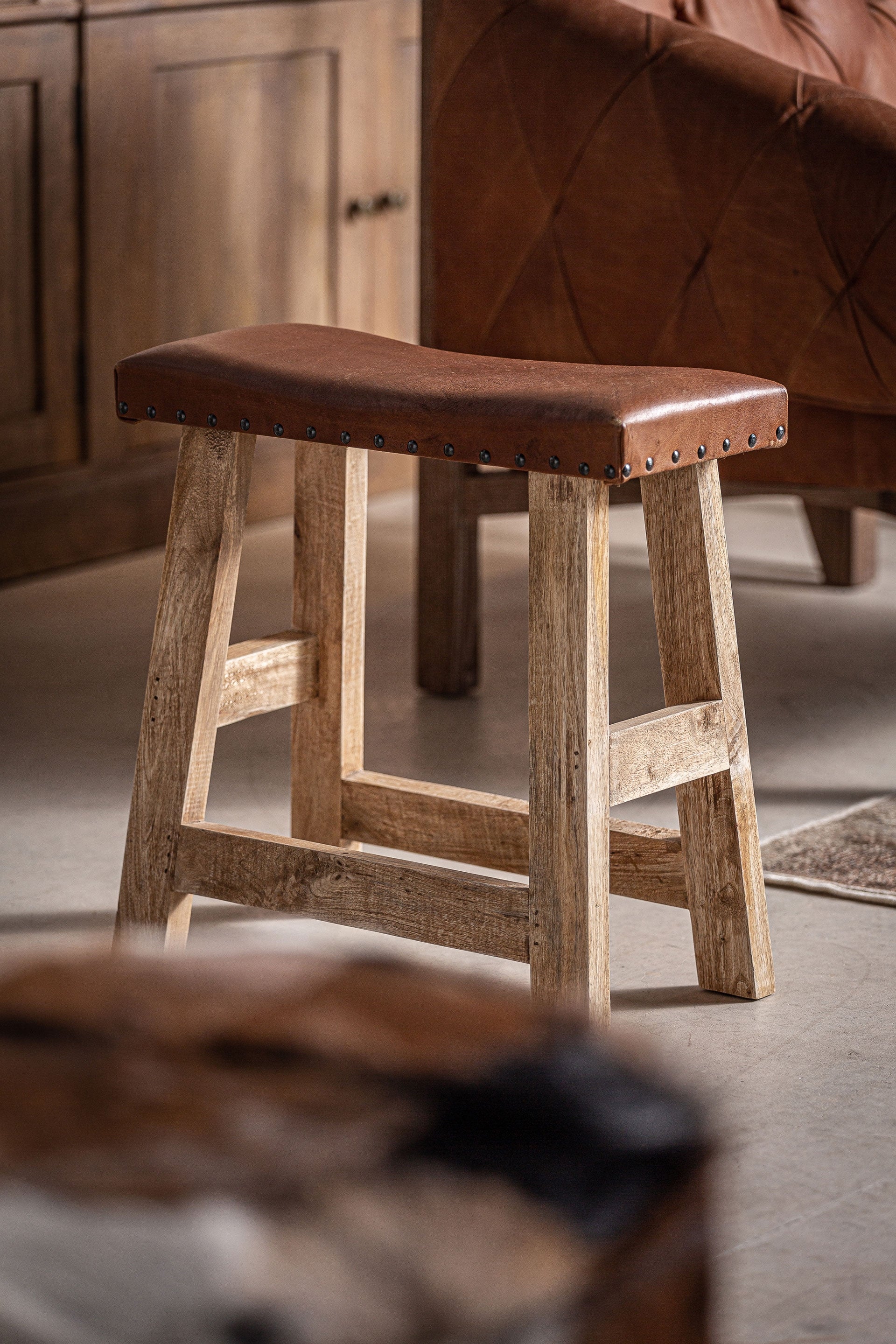 VAYOR Stool in Mango Wood with Leather Seat