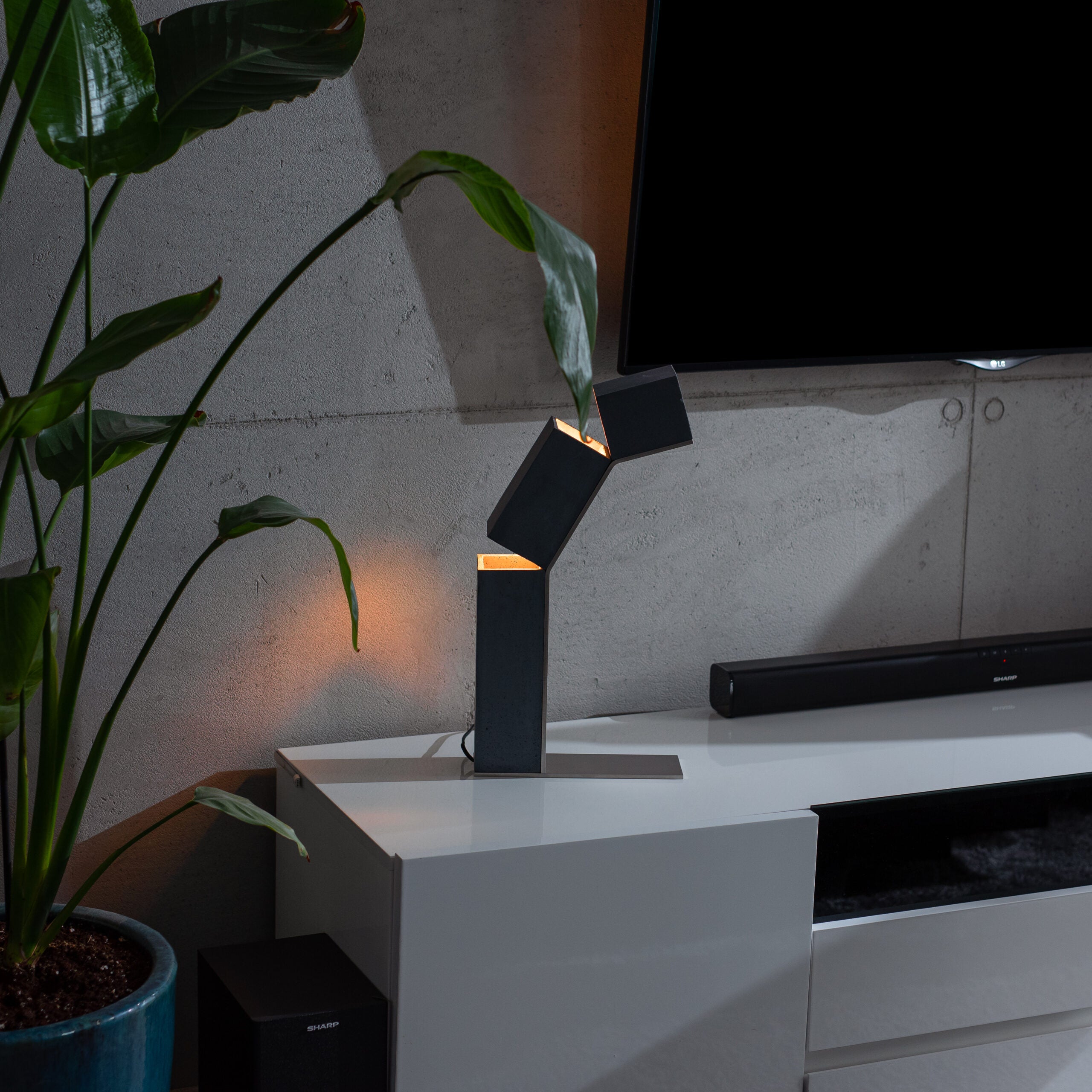 ROBOT concrete table lamp