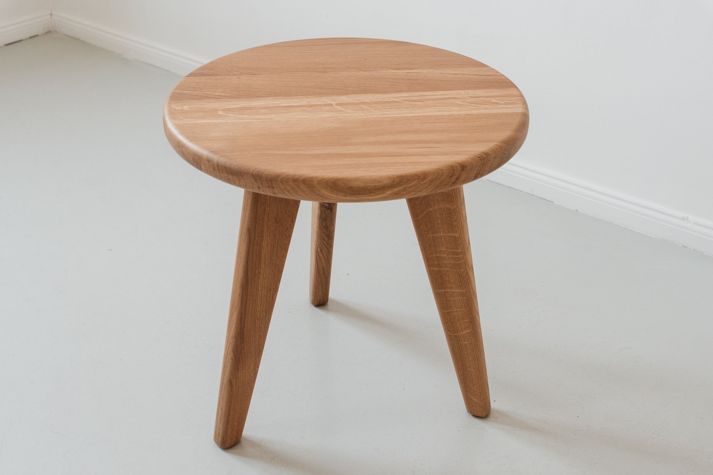 Round Auxiliary Table SAM in Oak Wood