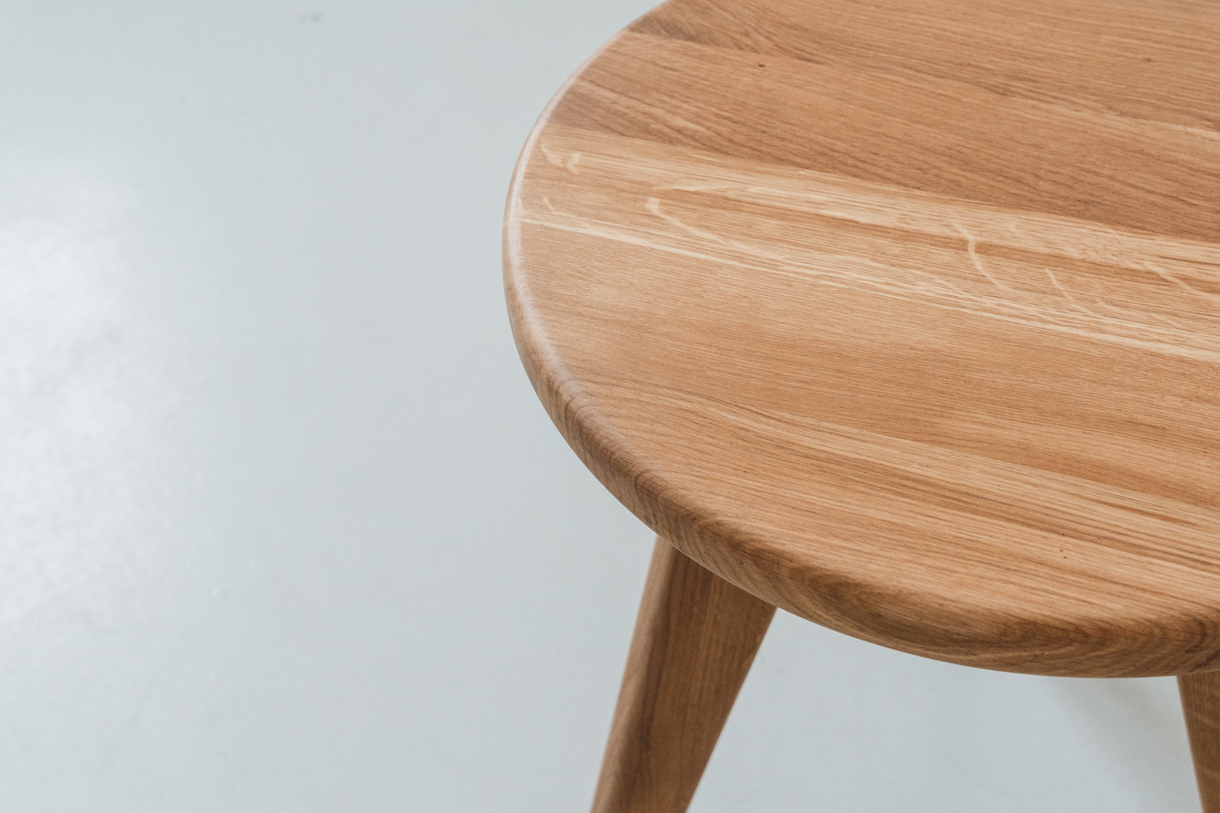 Round Auxiliary Table SAM in Oak Wood