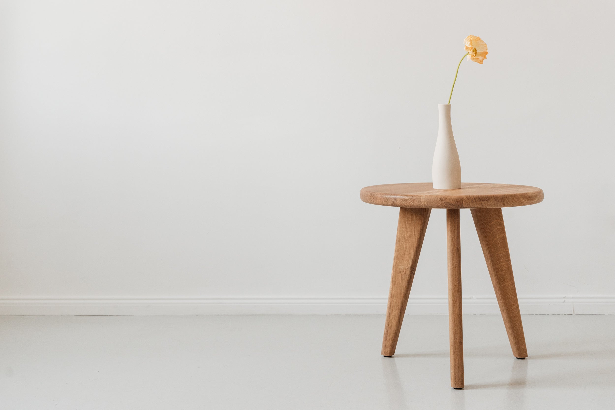 Round Auxiliary Table SAM in Oak Wood