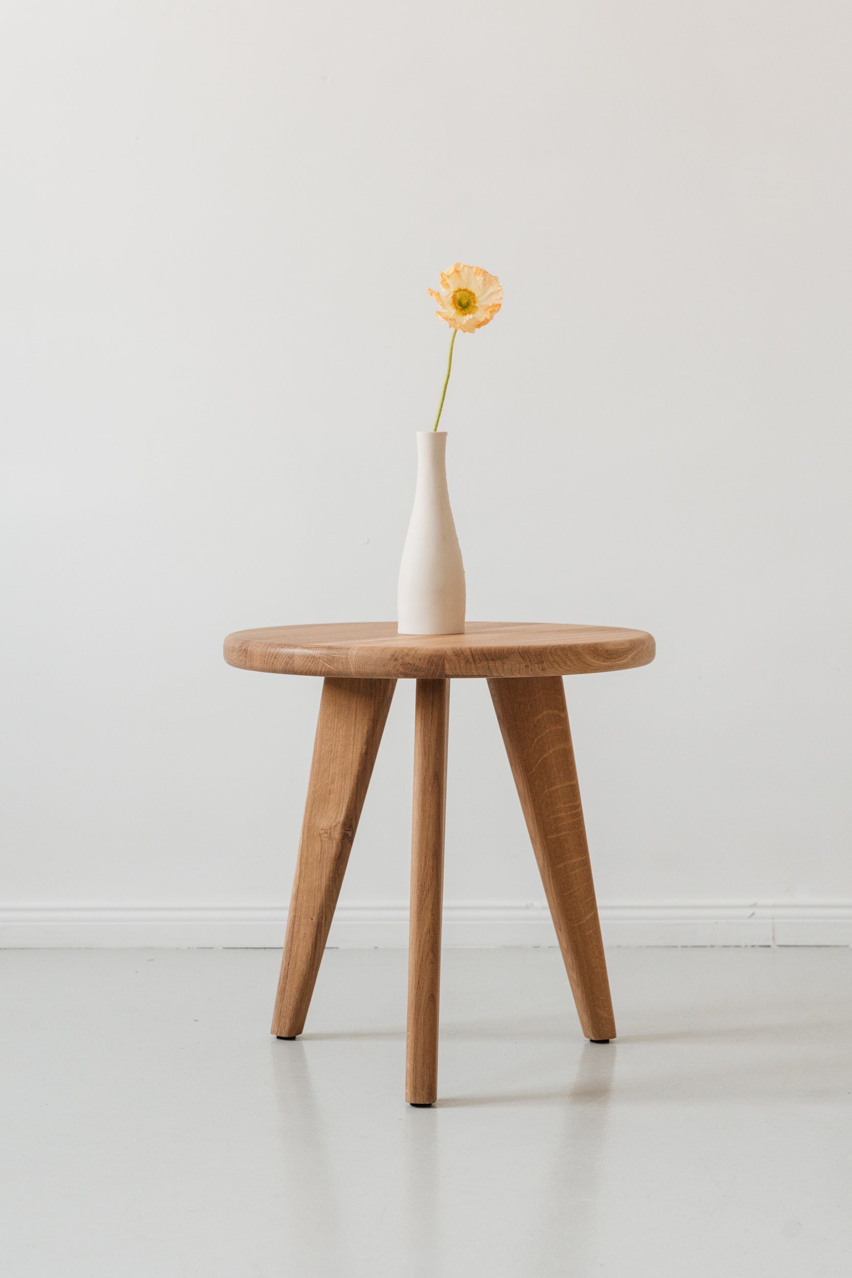 Round Auxiliary Table SAM in Oak Wood