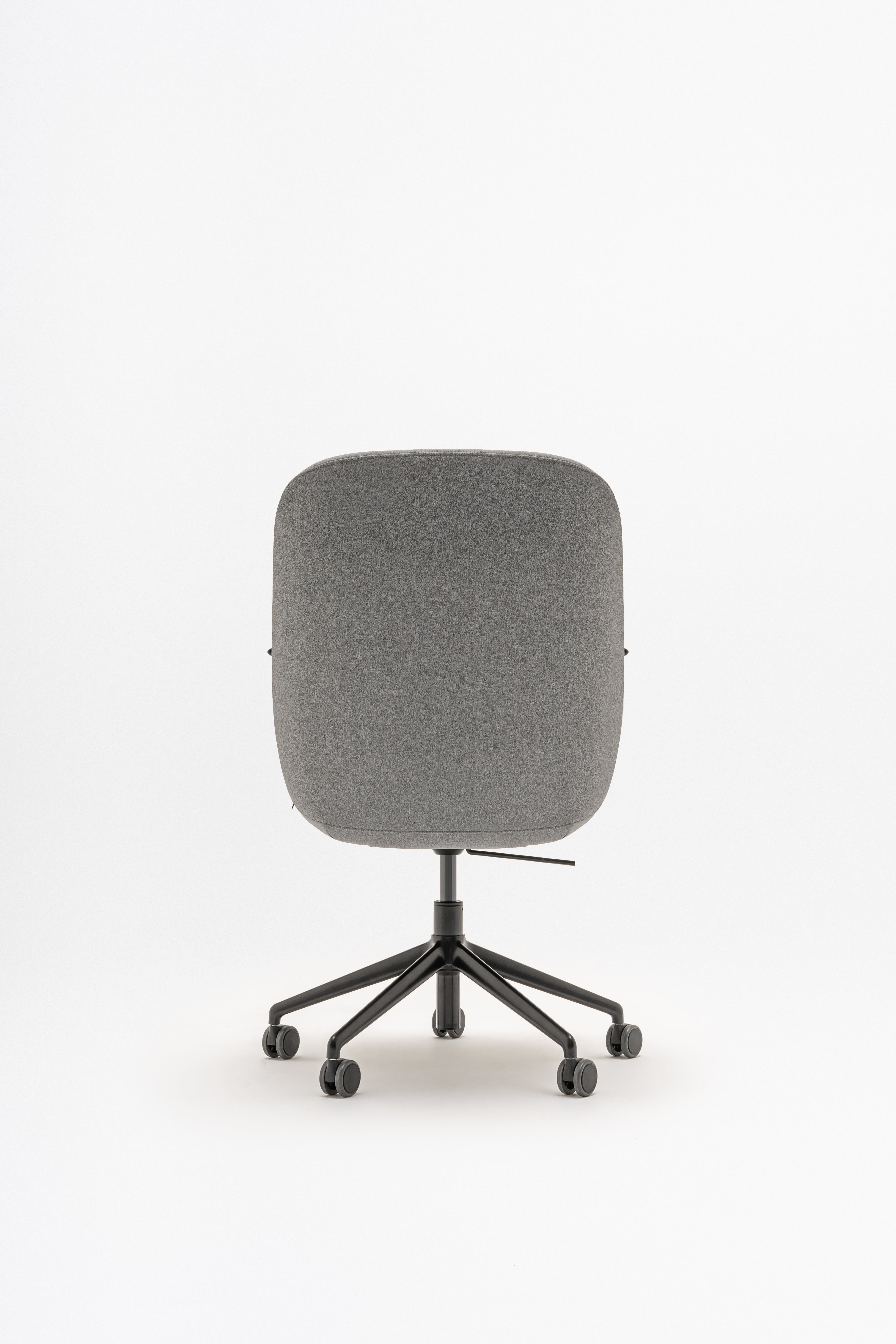 Conference armchair A regulated parallel base with wheels for hard surface
