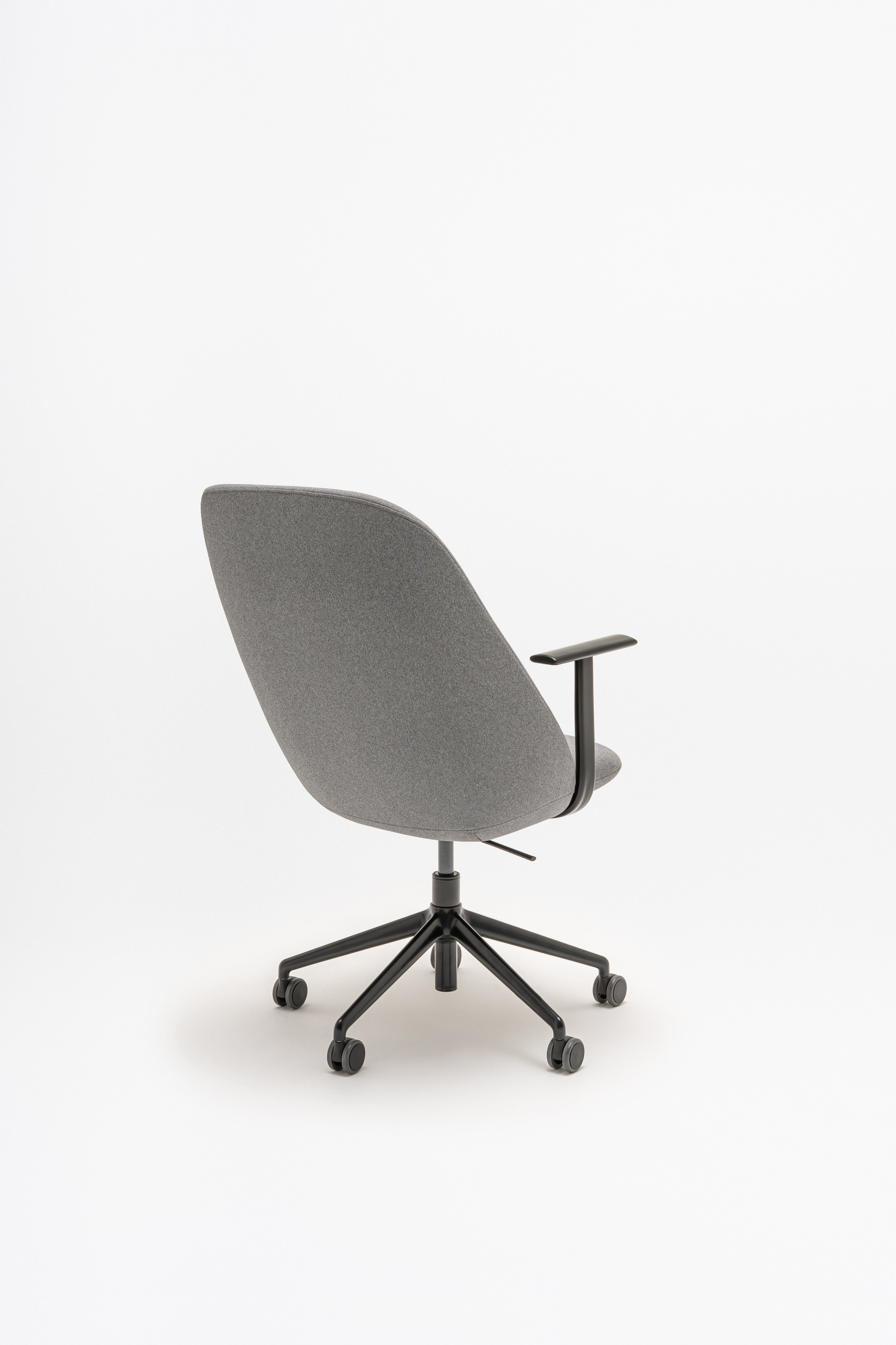 Conference armchair A regulated parallel base with wheels for hard surface
