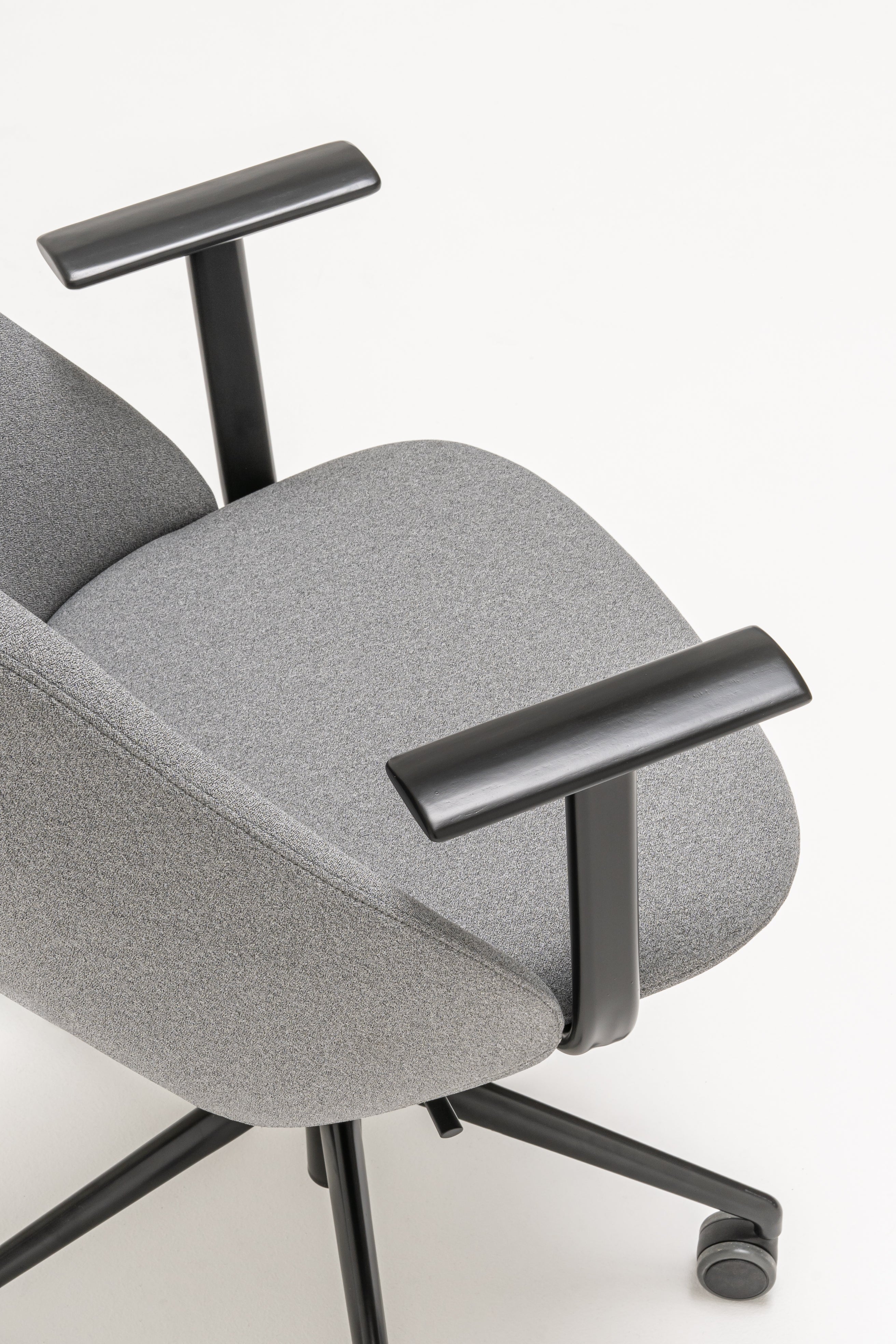 Conference armchair A regulated parallel base with wheels for hard surface