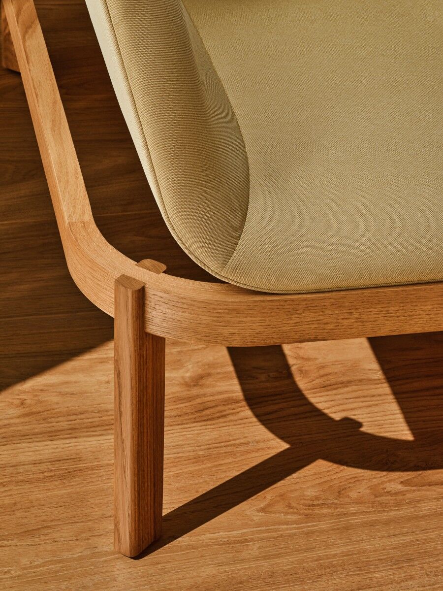 Upholstered sofa ramp wooden base