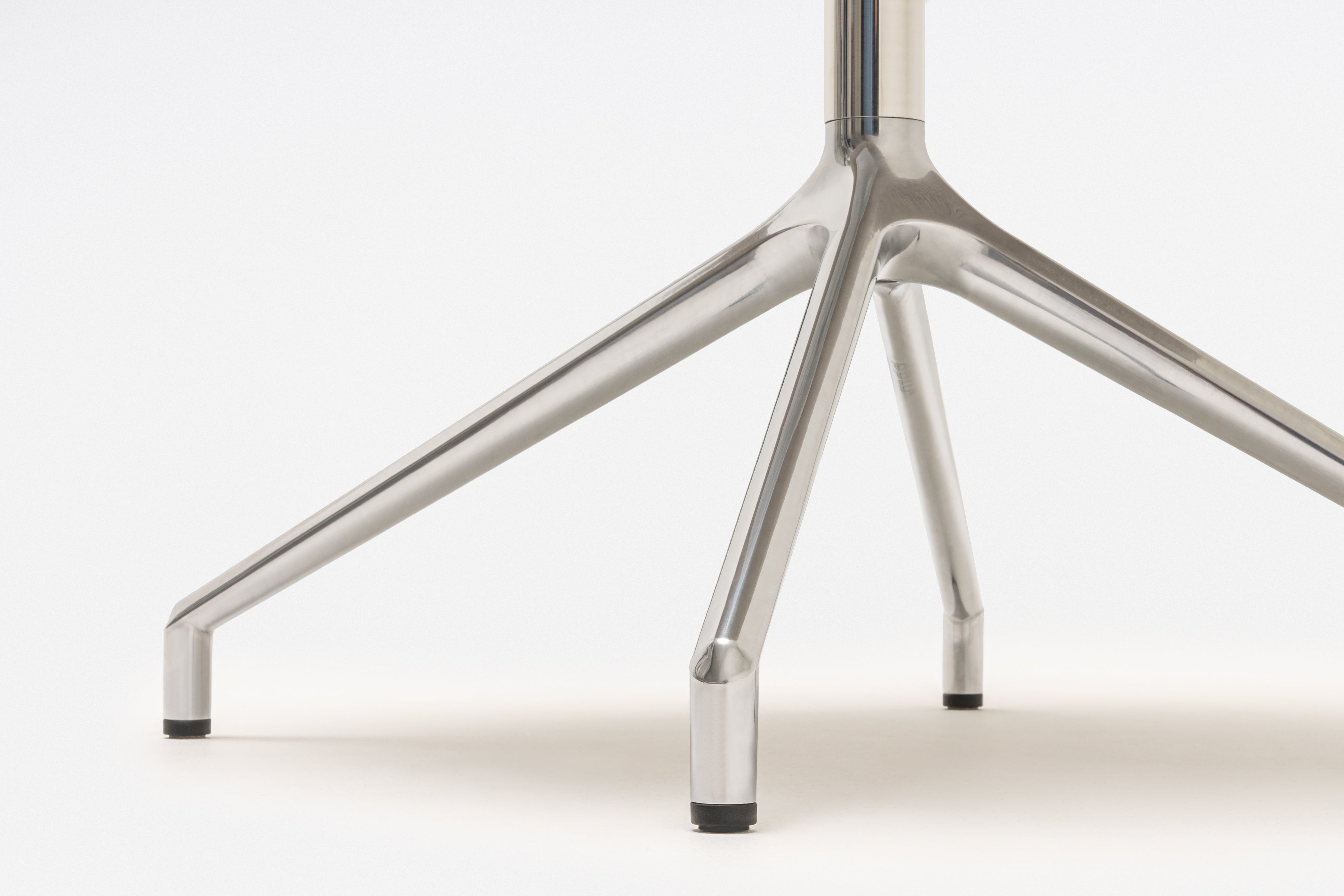 Polierte Aluminiumbasis von Ultra Stuhl