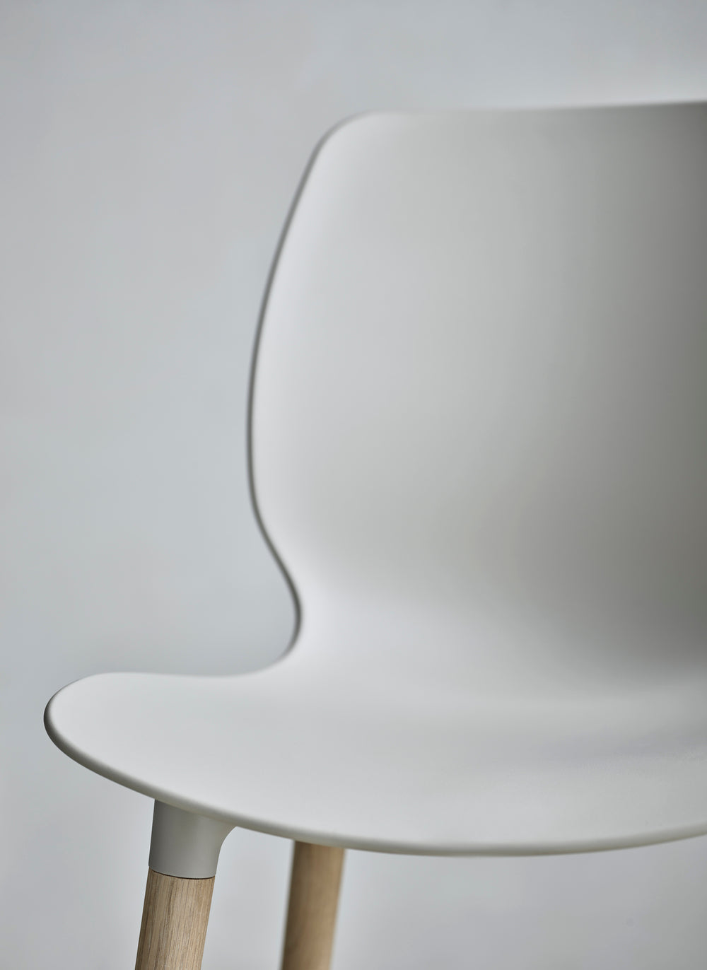 Seed gray chair with a whitened base