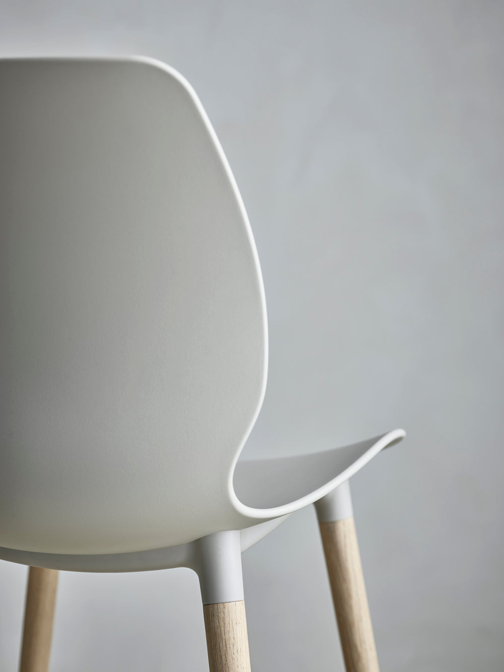 Seed gray chair with an oak base