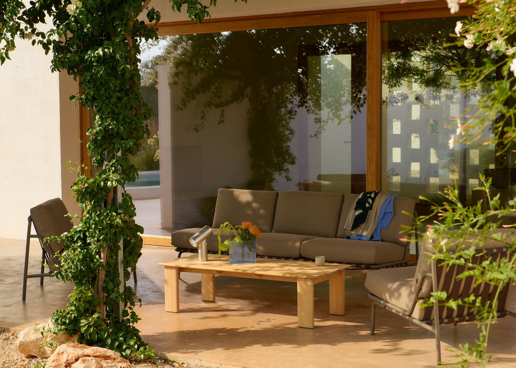 SETTLE Brown Outdoor Armchair with Taupe Base