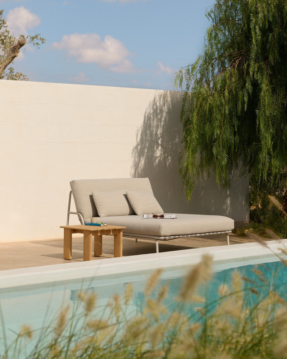 SETTLE Outdoor Lounger Brown with Taupe Base