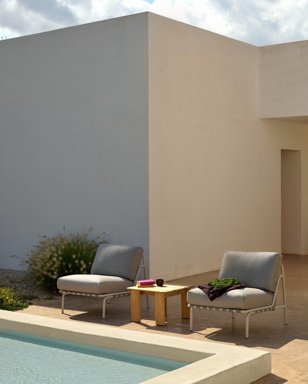SETTLE Light Gray Outdoor Armchair with Gray Base