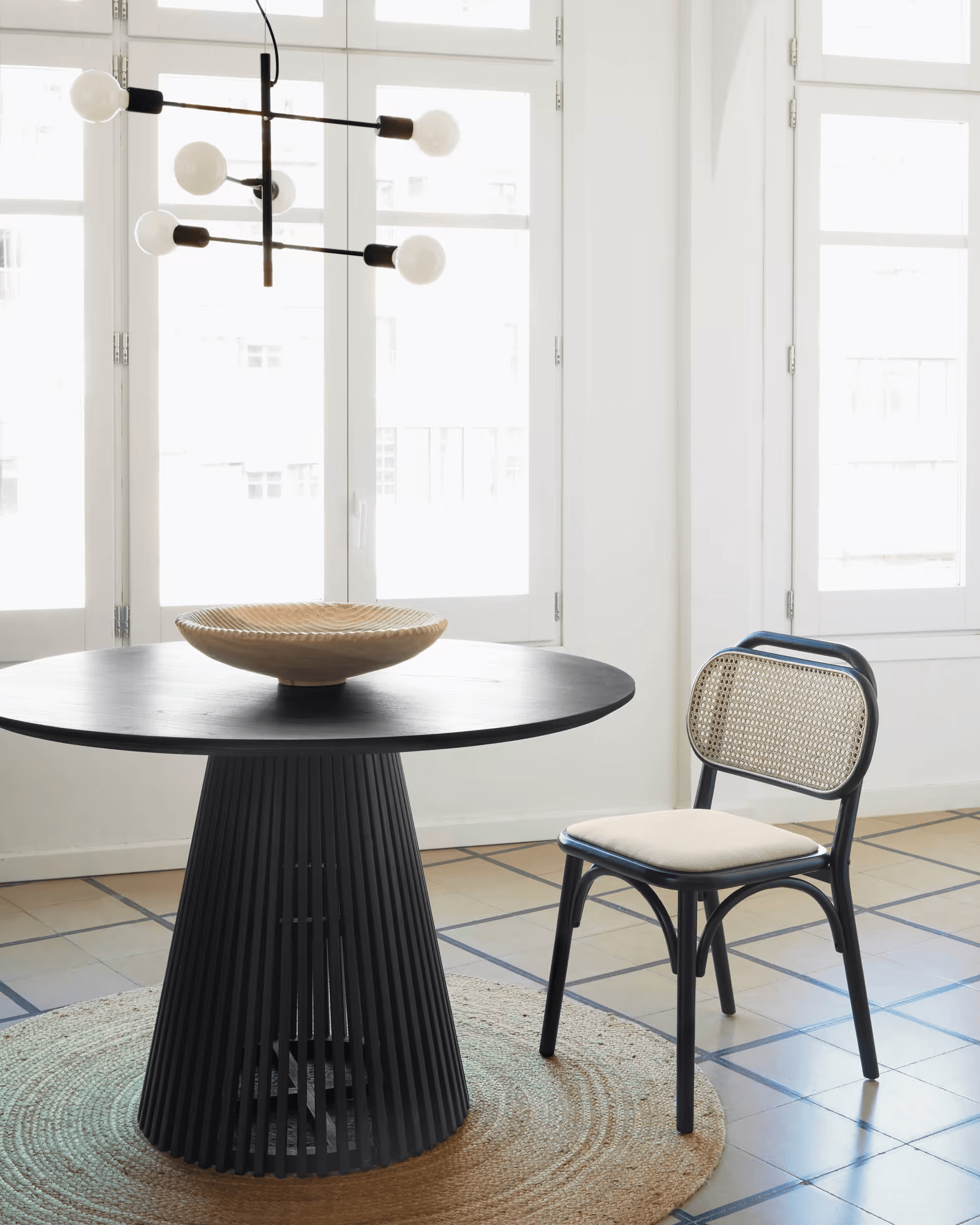 Stół JEANETTE czarne drewno tekowe La Forma    Eye on Design