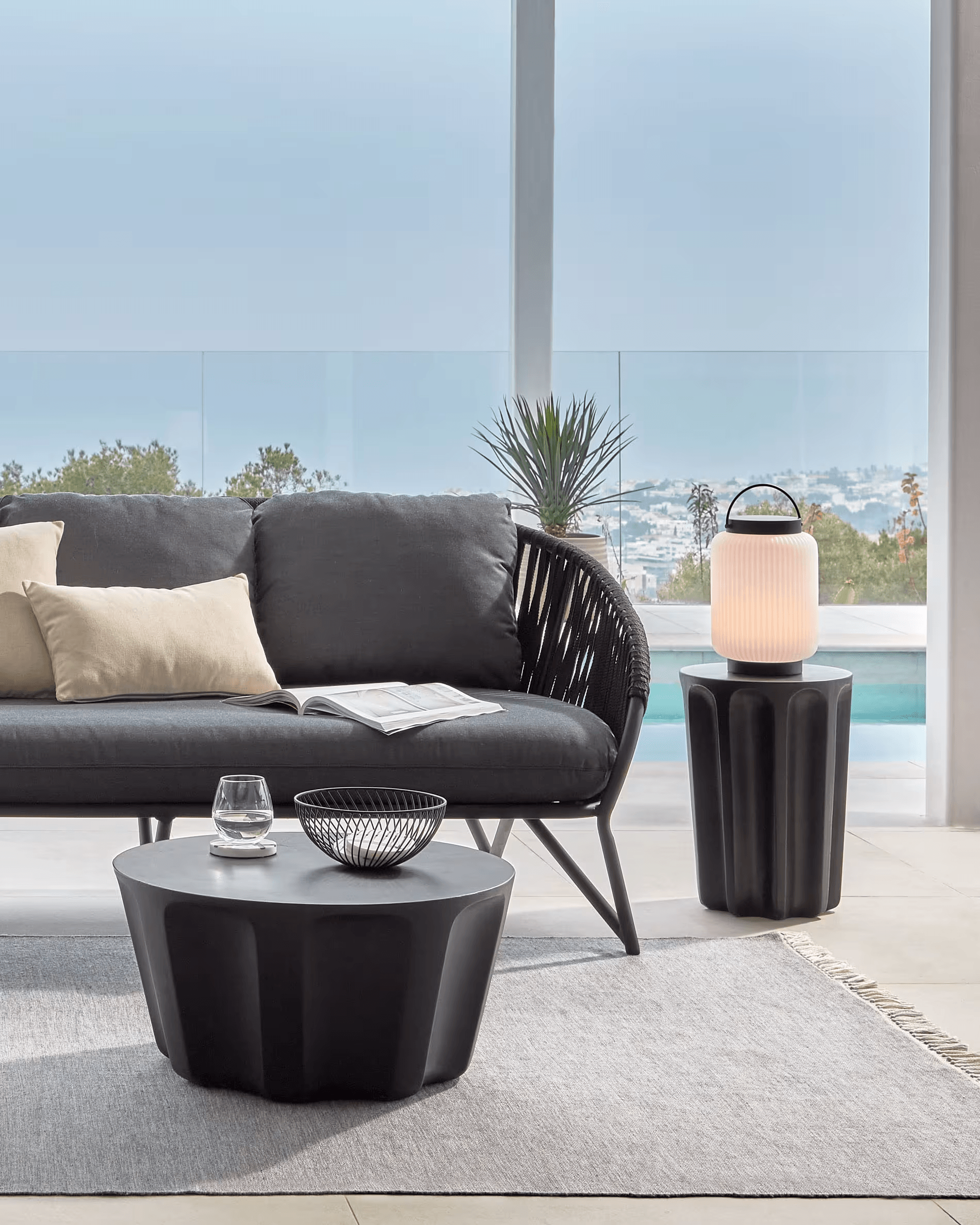 Stolik kawowy zewnętrzny VILANDRA czarny La Forma    Eye on Design