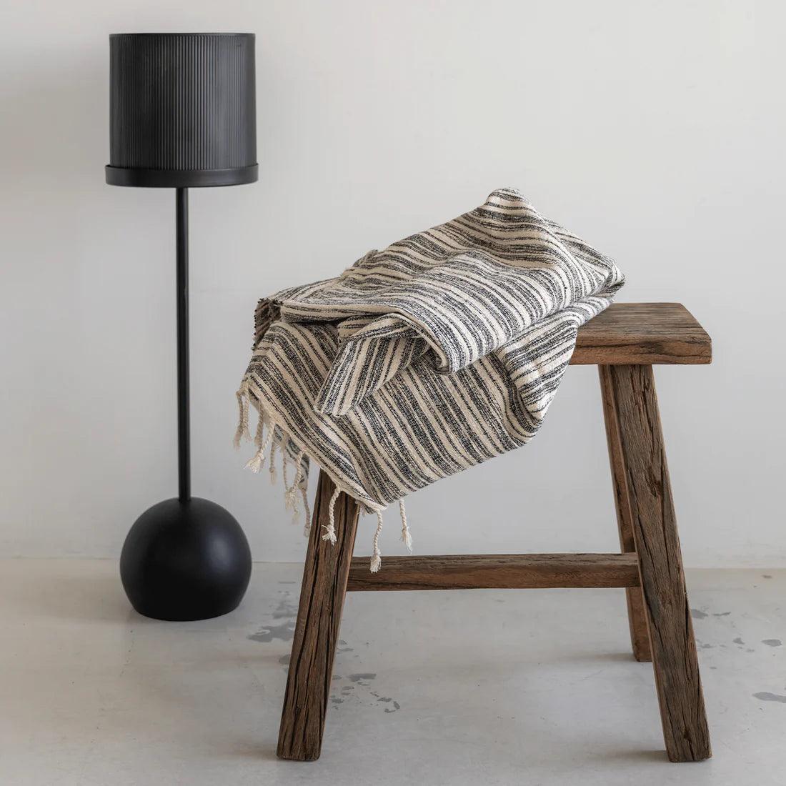 Stolik pomocniczy CONSCIOUS drewno z recyclingu Urban Nature Culture    Eye on Design