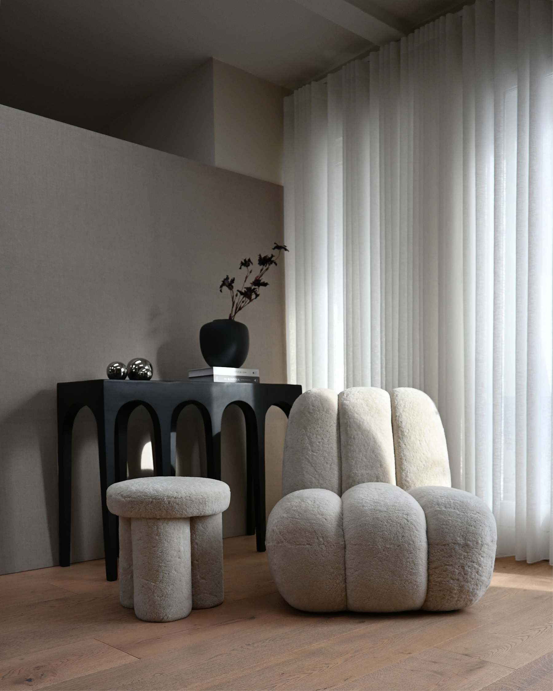 Big Foot Sheepskin Sands stool [Klaudia]