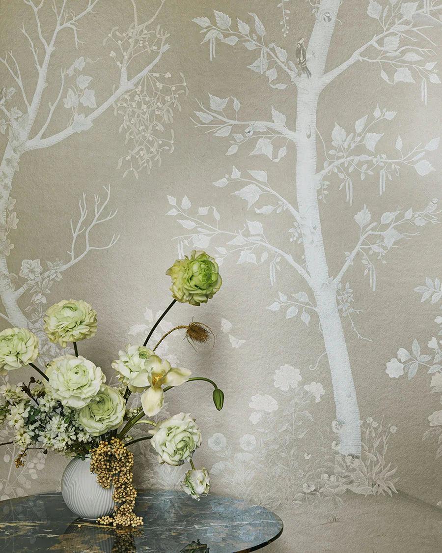 Wallpaper with a plant motif of trees and forest THE GARDENS - Seasonal Woods pearl ochre finish