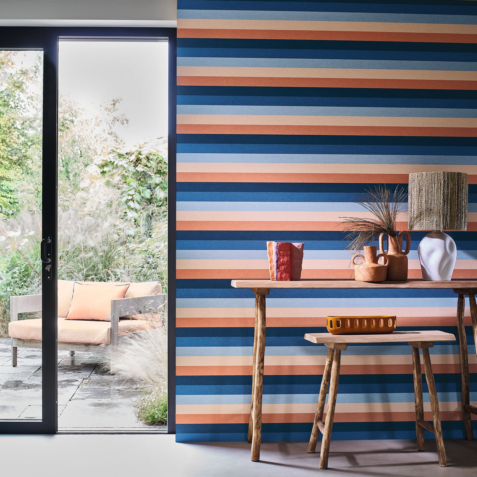Striped Structural Wallpaper TRANSAT - MARINE/CORAL navy with coral