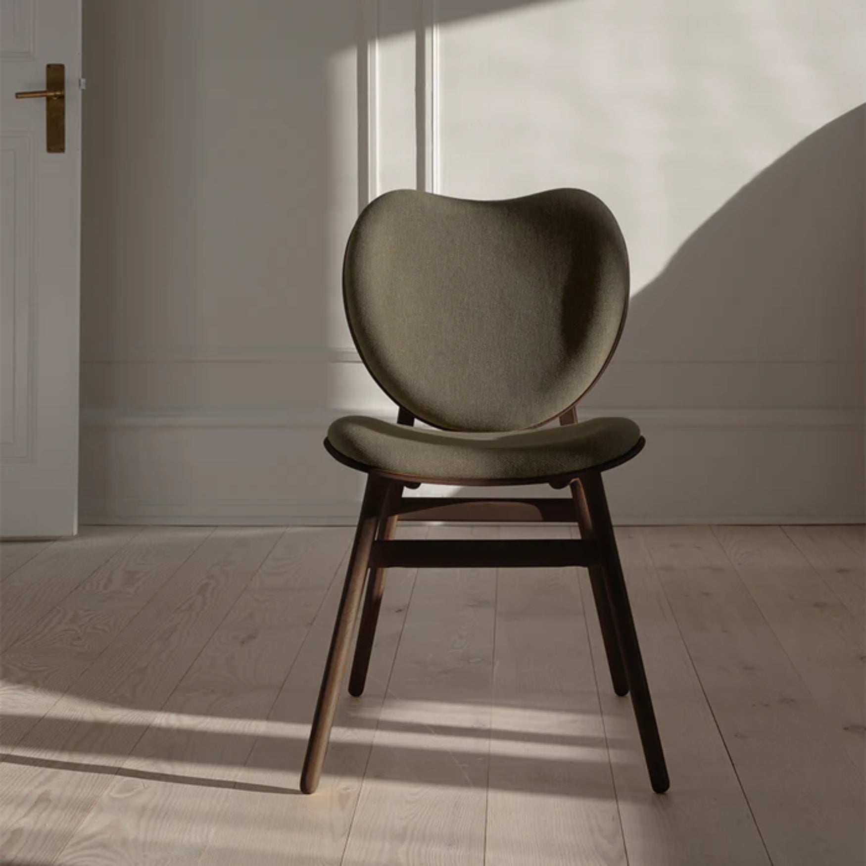 CONVERSATION chair green with dark oak base