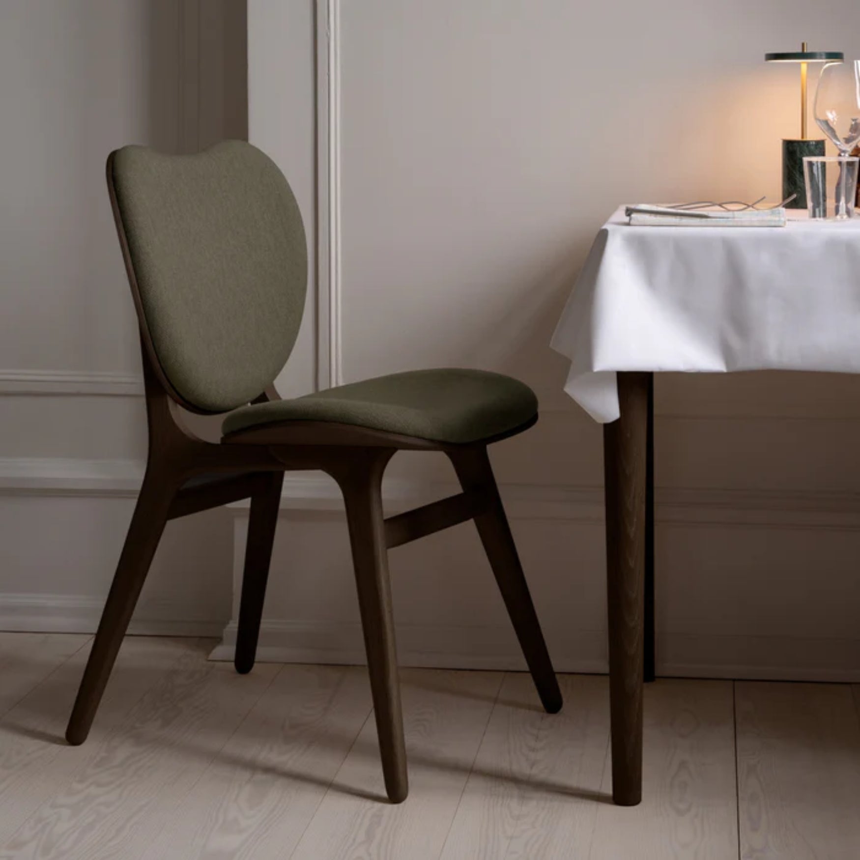 CONVERSATION chair green with walnut wood base