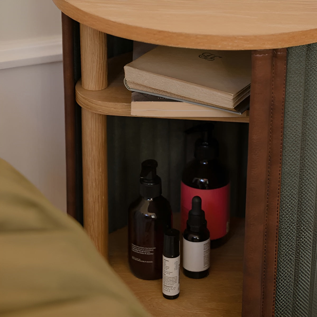 AUDACIOUS green side table with oak