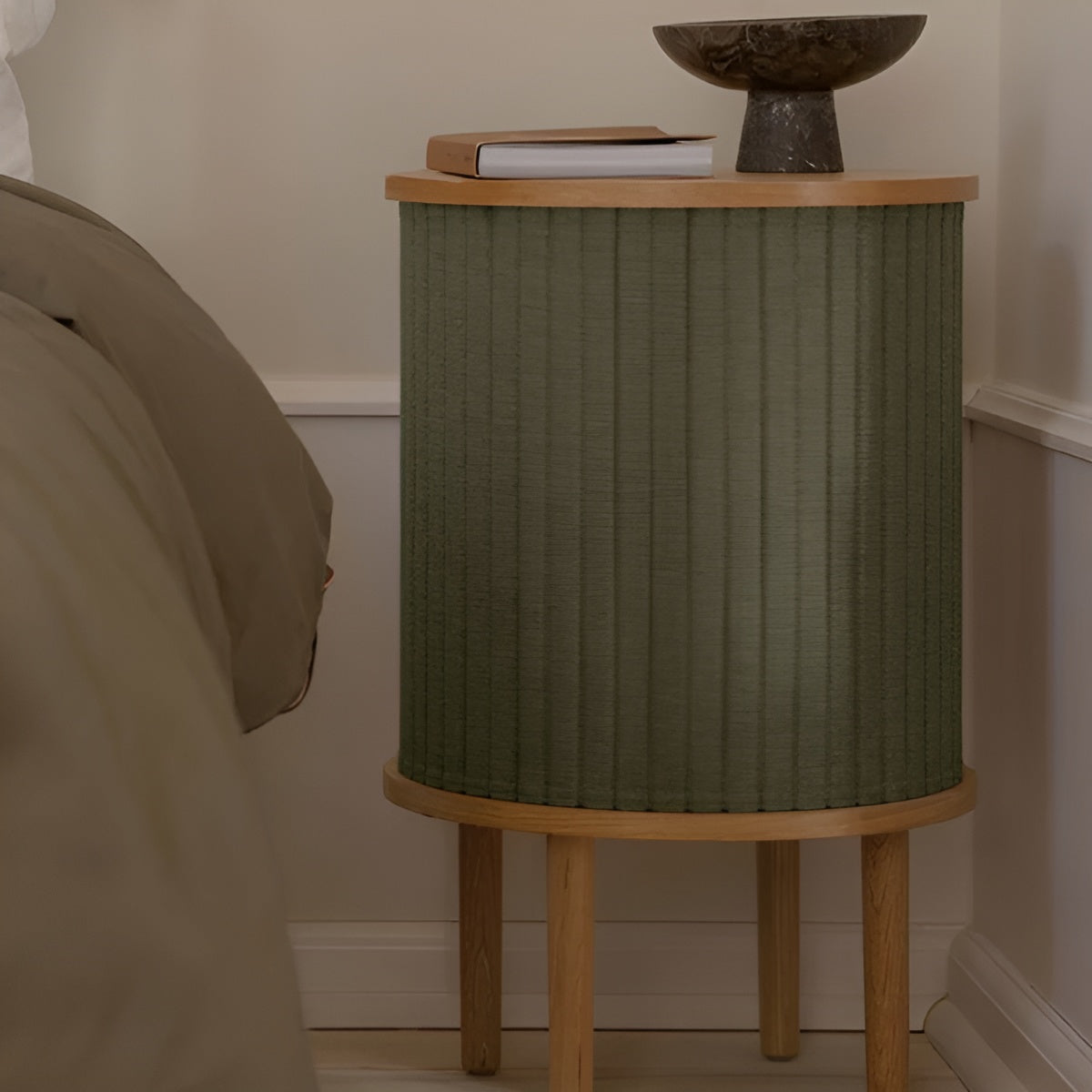 AUDACIOUS green side table with oak
