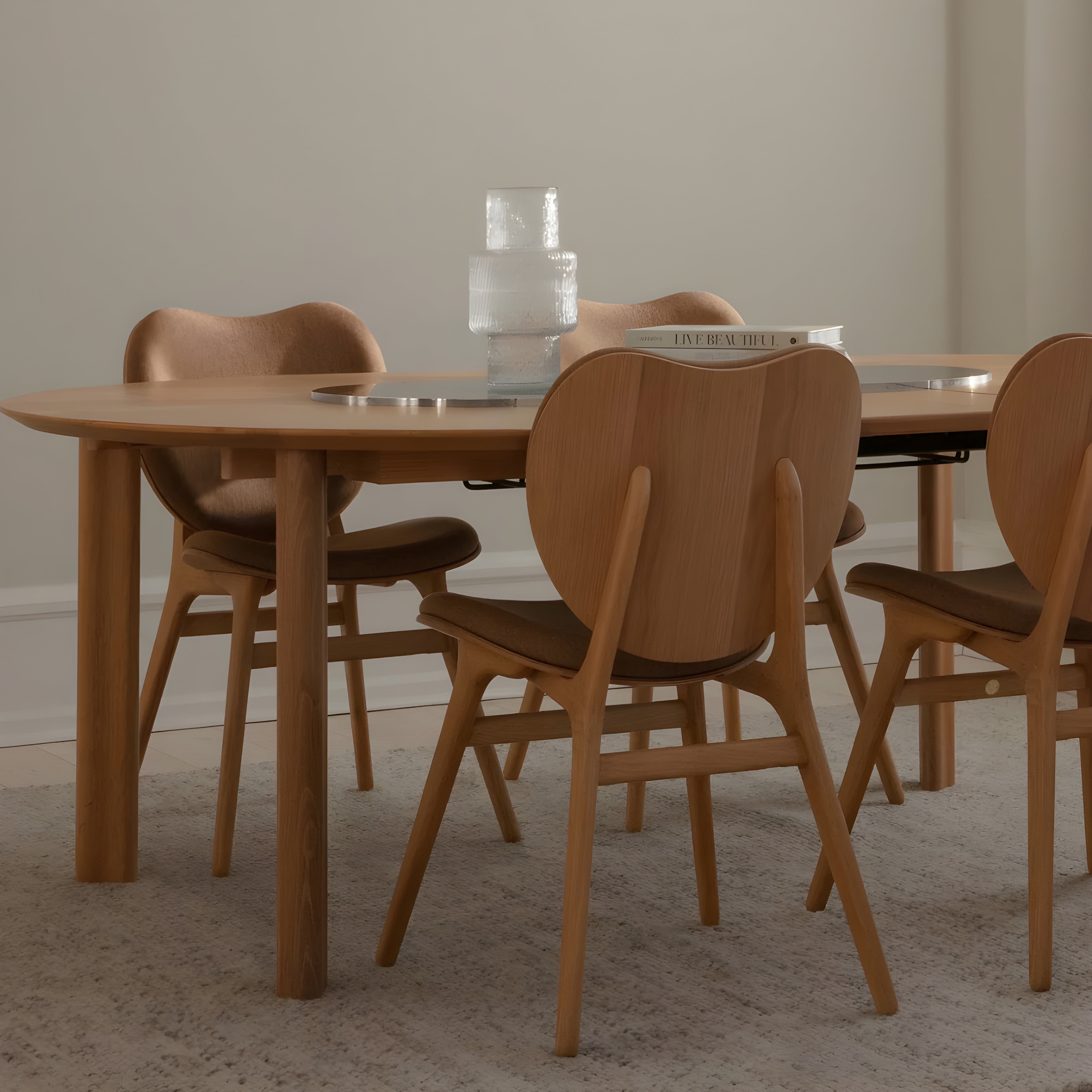 COMFORT CIRCLE round extendable table made of oak with a steel base