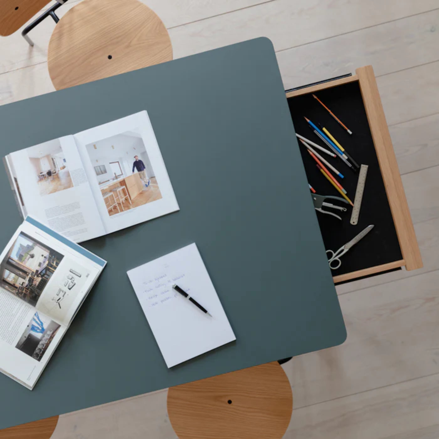 HEART'N'SOUL dark green extendable table with an oak base