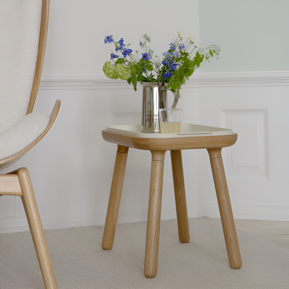 PAFF table in pearl white with an oak base
