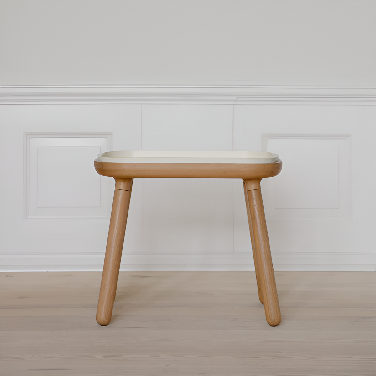 PAFF table in pearl white with an oak base