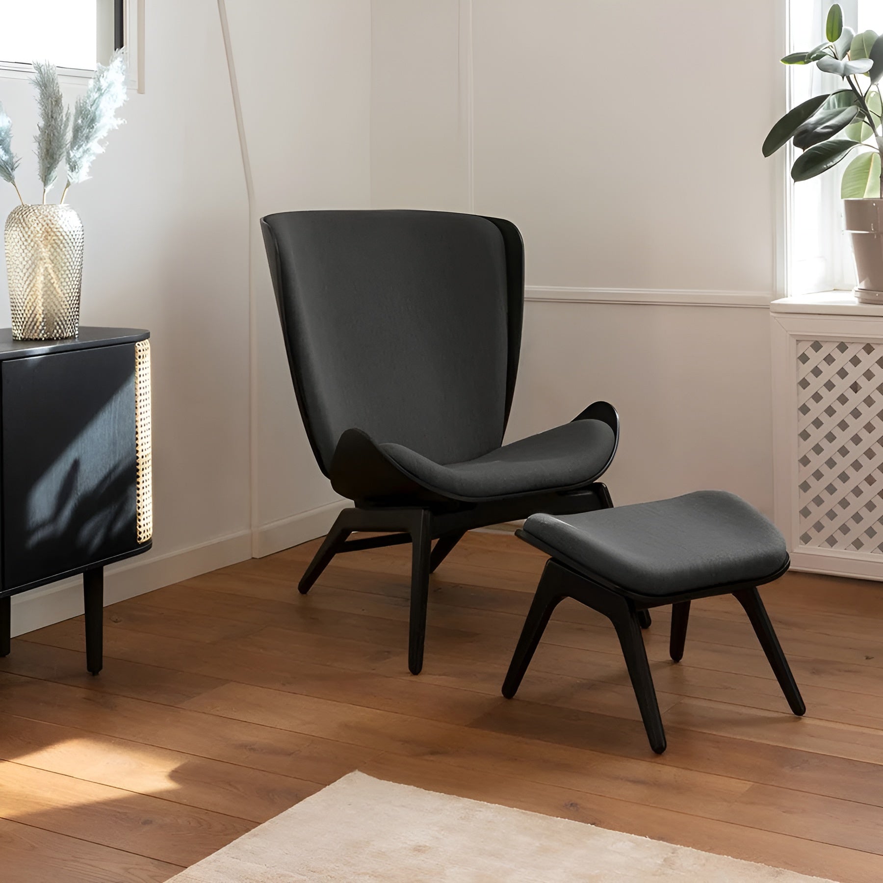 READER amber footrest with black base