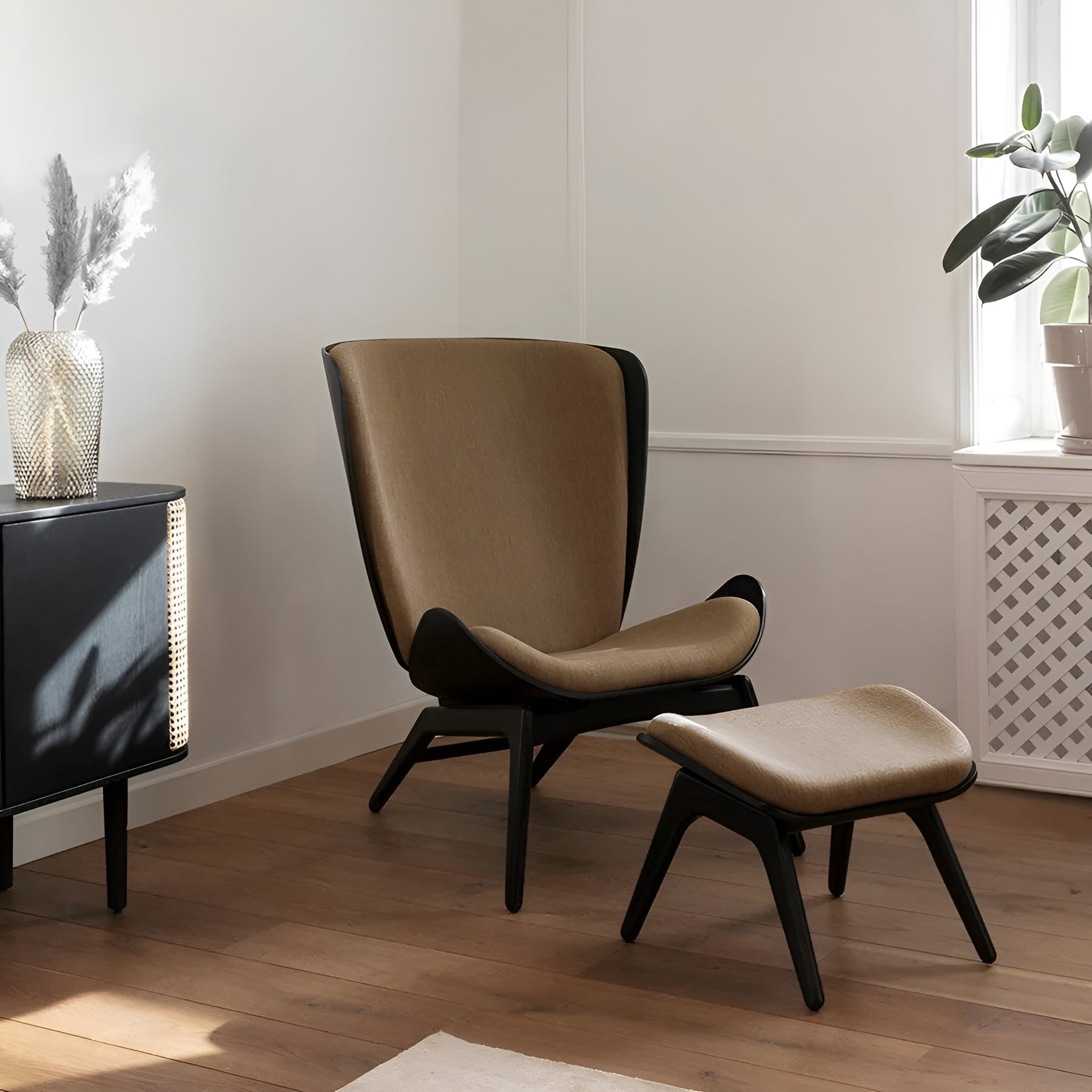READER armchair in cognac leather with black base