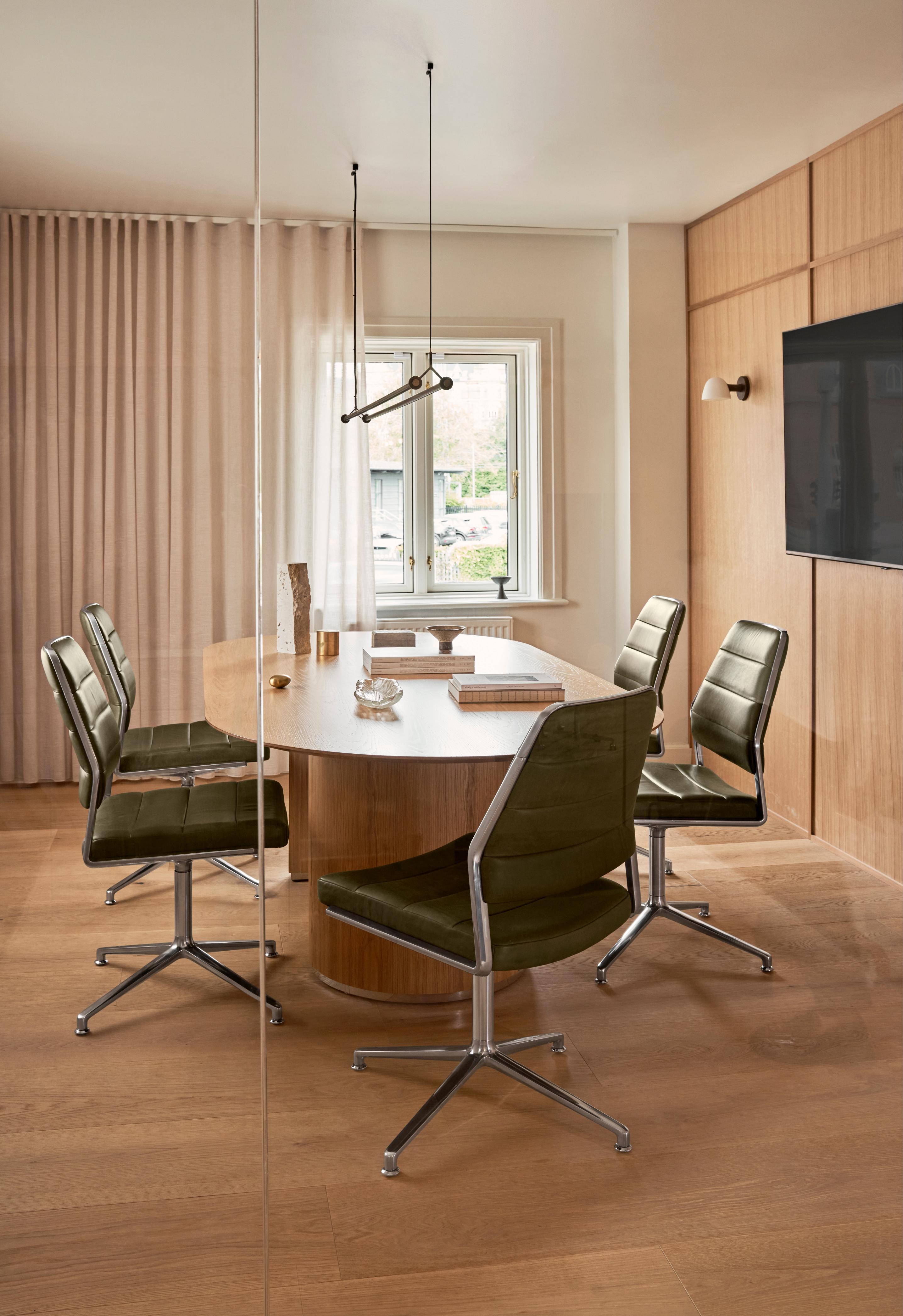Office chair 454 in light gray fabric with a metal base.