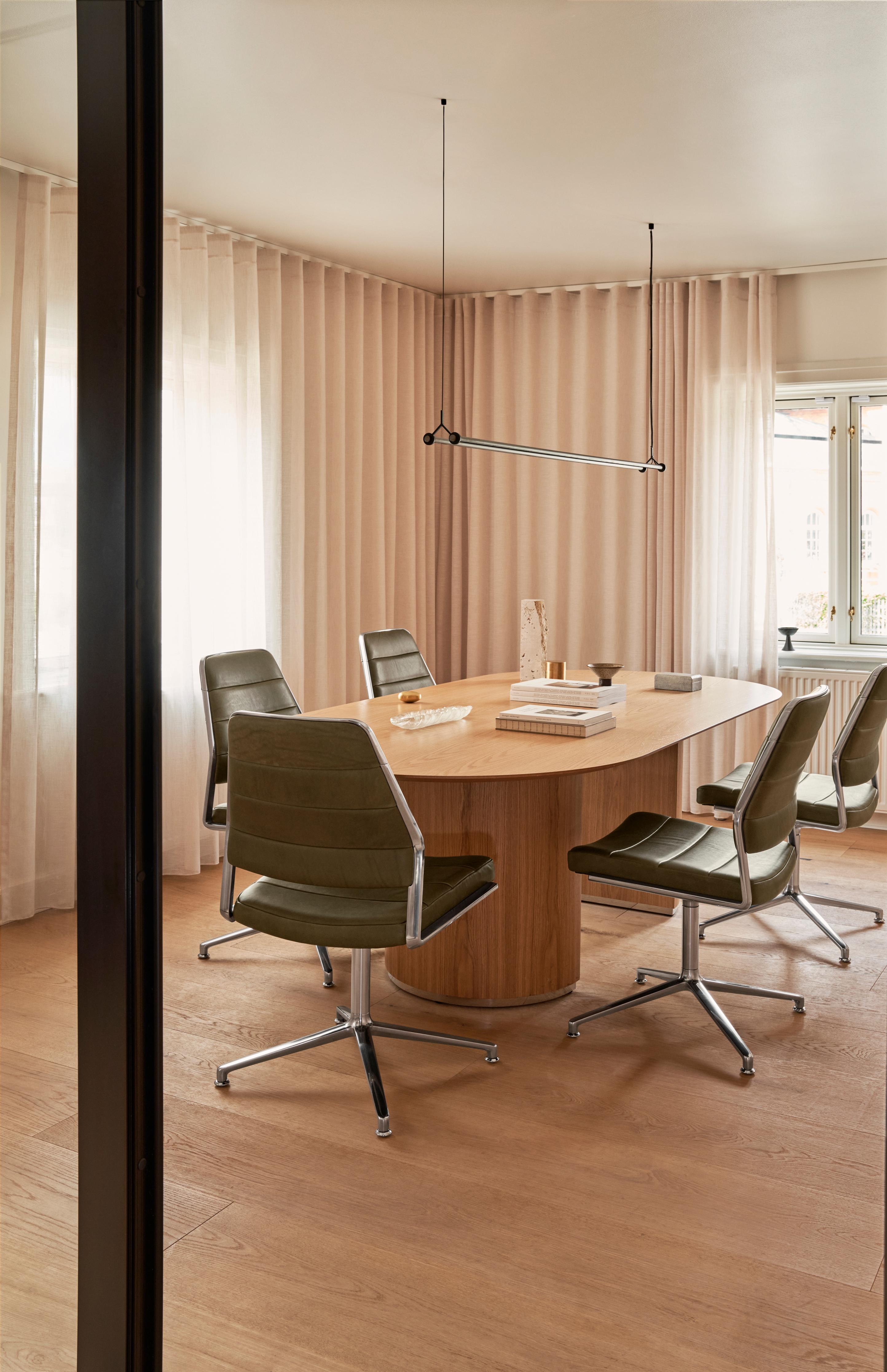 Office chair 454 in light gray fabric with a metal base.