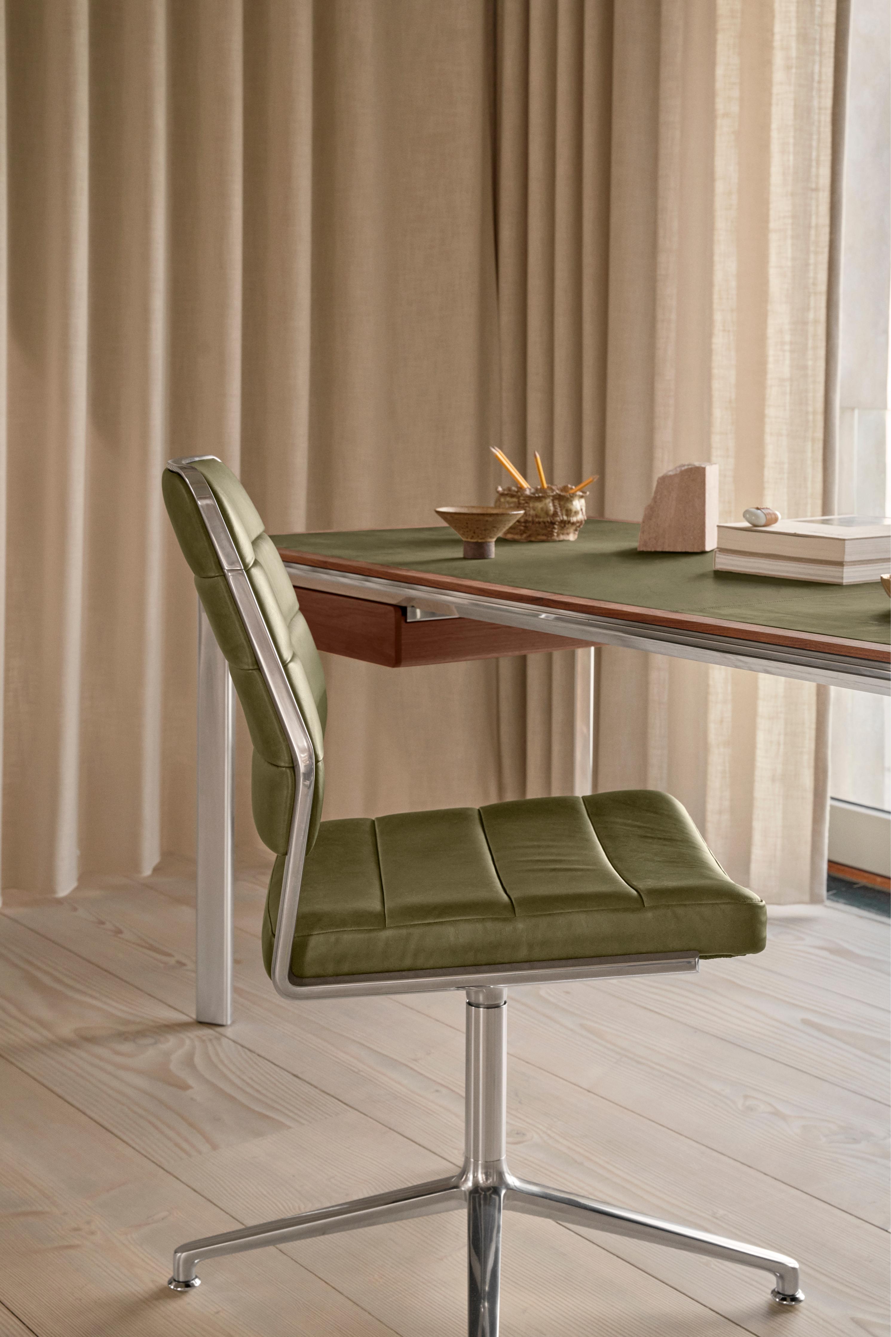 Office chair 454 in light gray fabric with a metal base.