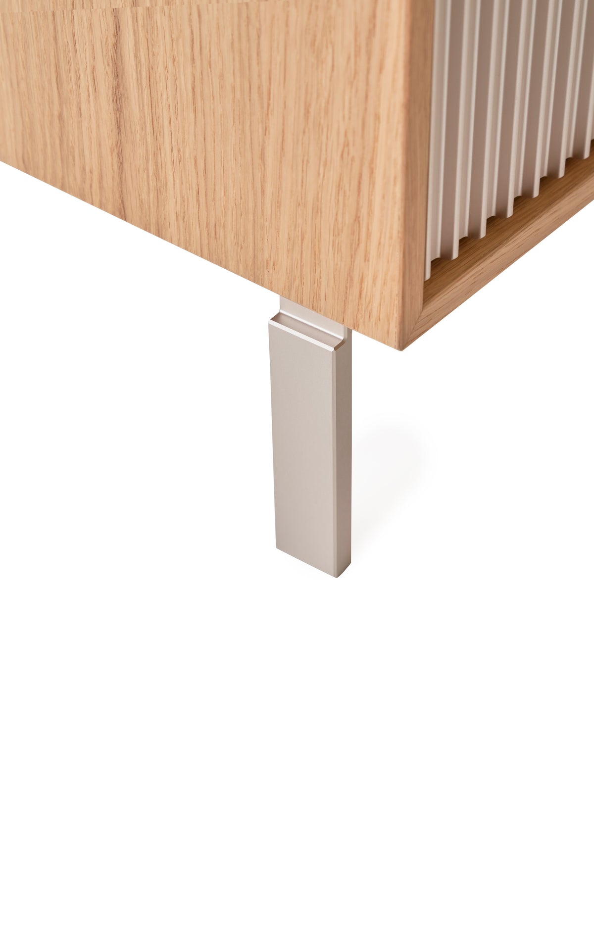 Nightstand 672 oak veneer with aluminum