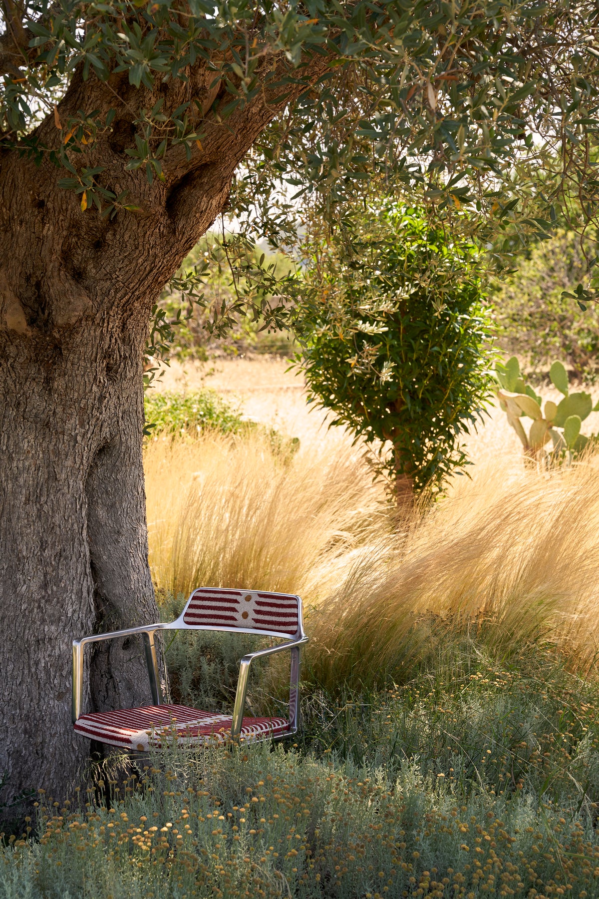 Office chair 452 – MALLORCA beige and red with a metal base