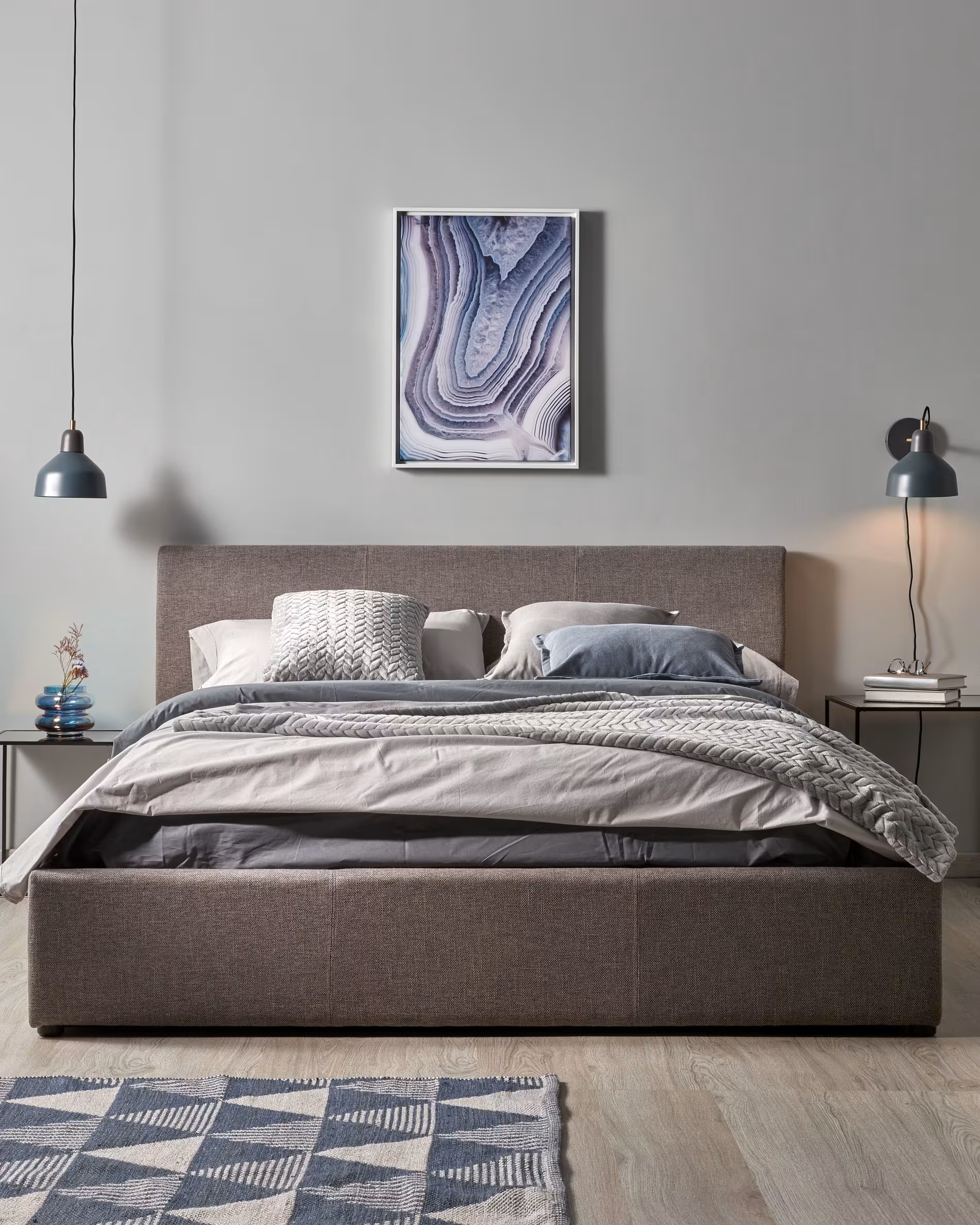 Łóżko z pojemnikiem na pościel NAHIRI szary La Forma    Eye on Design