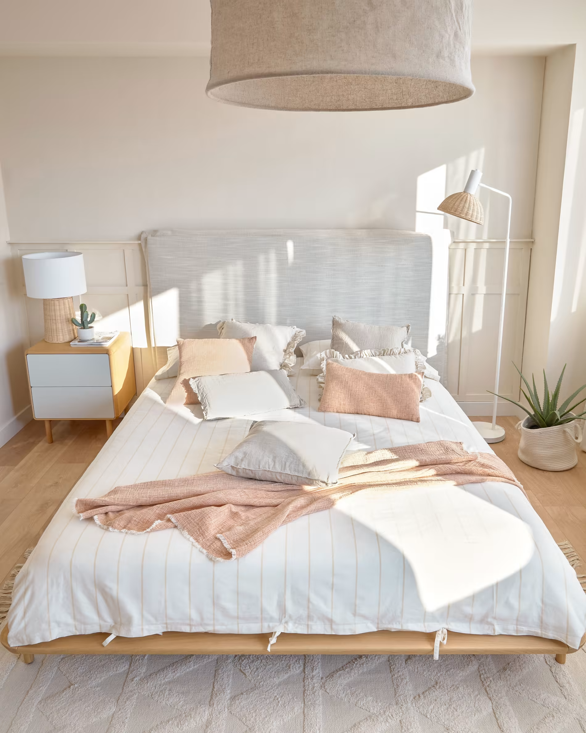 Łóżko ANIELLE lite drewno jesionowe La Forma    Eye on Design