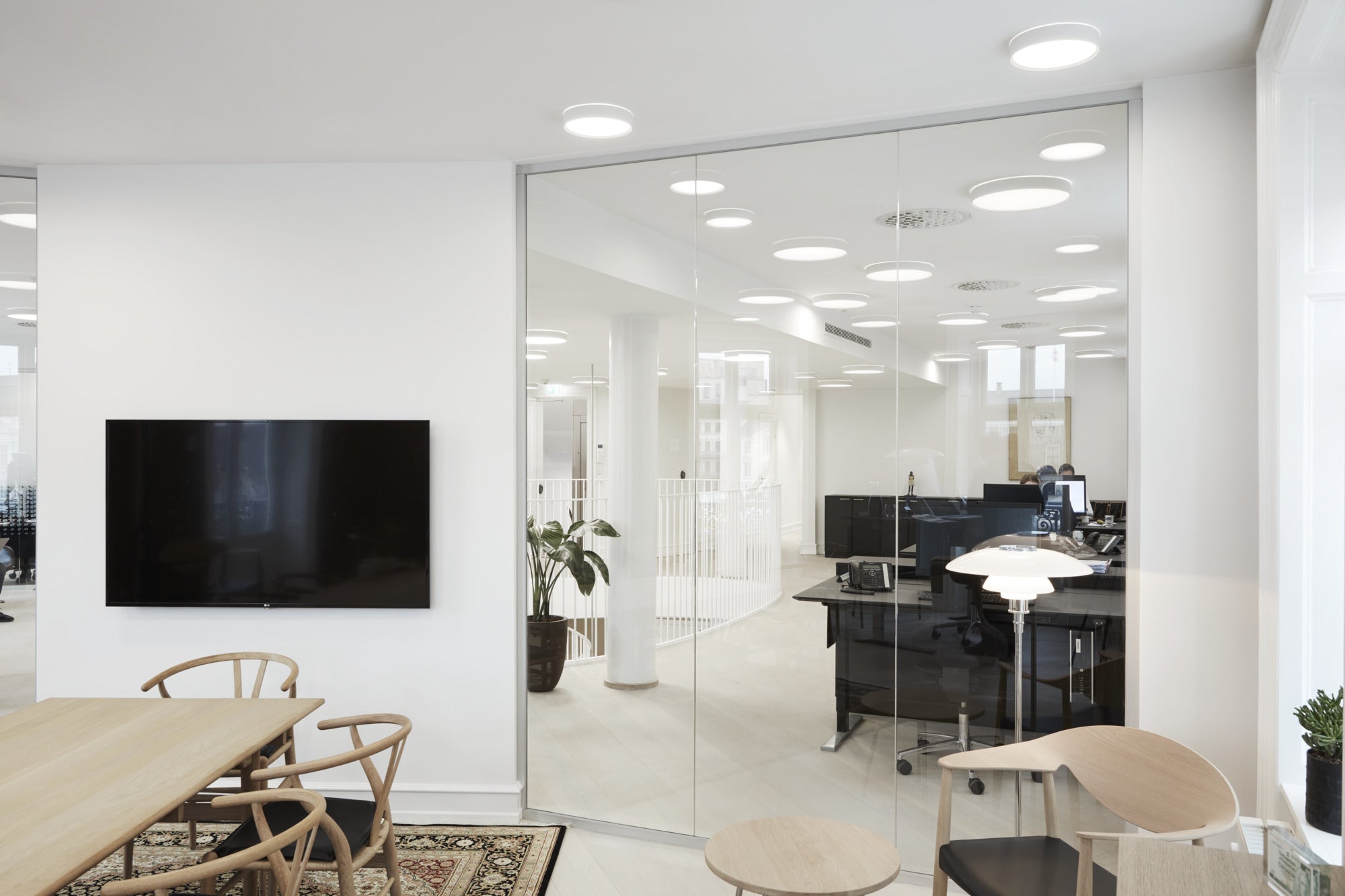 Stehlampe PH 3½-2½ weiß mit verchromtem Fuß