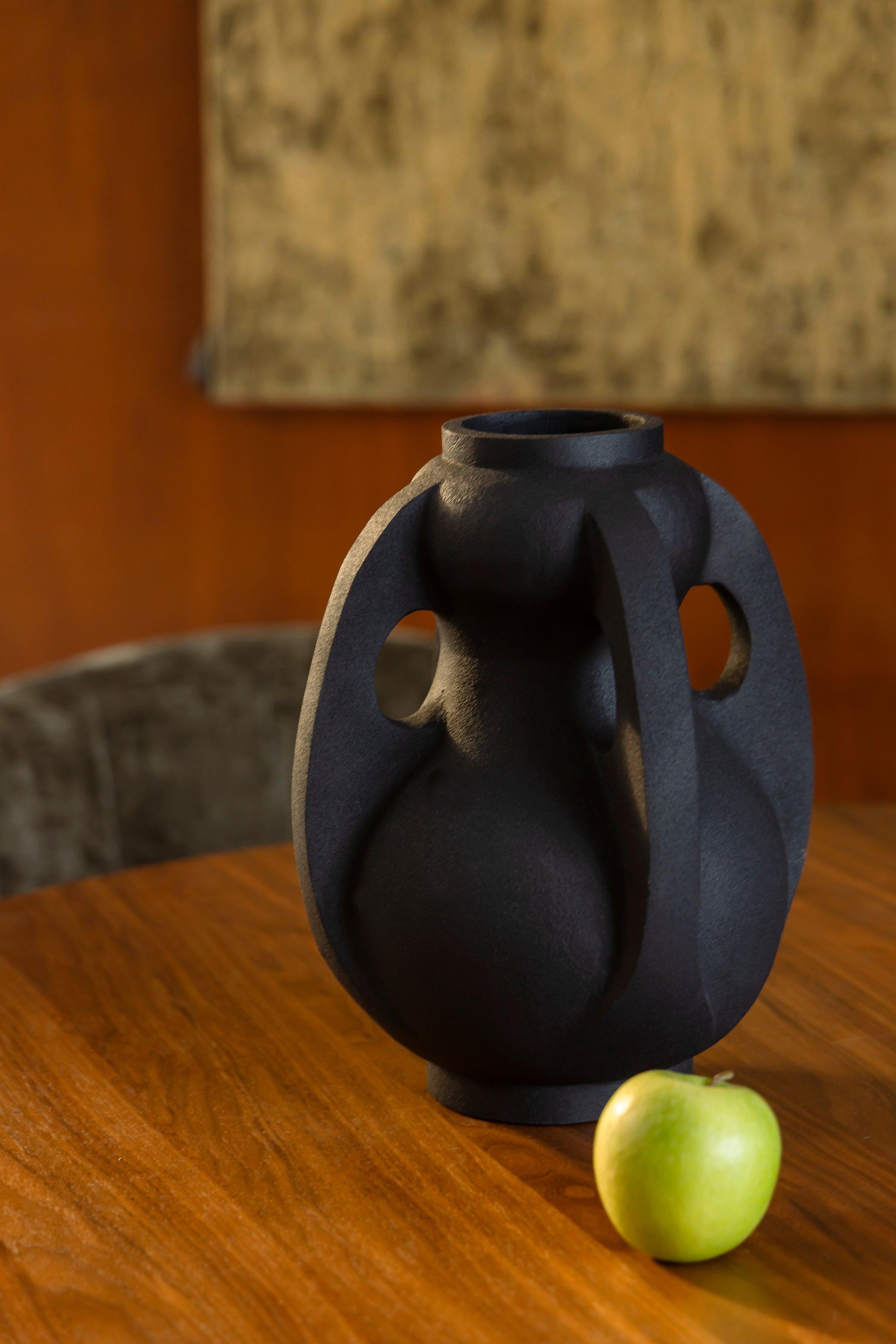 Thiago Vase L Black Dutchbone    Eye on Design