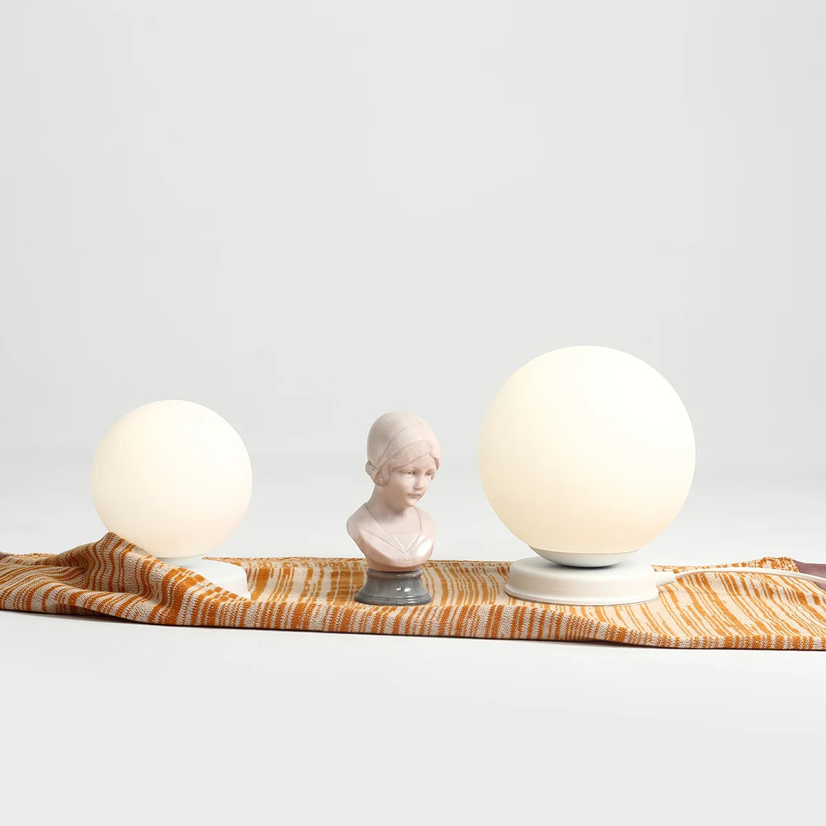 Lampa biurkowa BALL biały Artera    Eye on Design