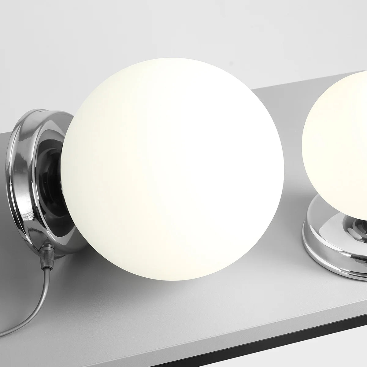 Lampa biurkowa BALL chromowany Artera    Eye on Design